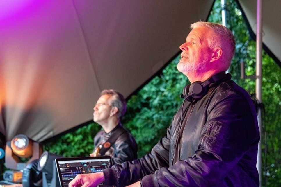 Ein „Sundowner-Programm“ gibt‘s mit DJ Vargo und Gitarren-Maestro Roland Cabezas.