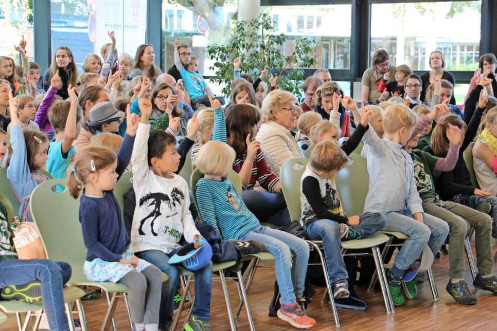 Die Mini-Kinderuni-Studenten machten fleißig mit. Eltern und Großeltern durften dabei sein.