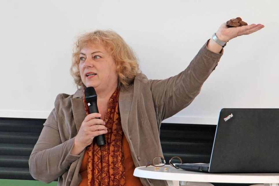 Aa, Kot, Kacka, Kacki oder Kacke: Gudrun Schury zeigte eine Attrappe des ungewöhnlichen Anschauungsmaterials mit den vielen Namen.