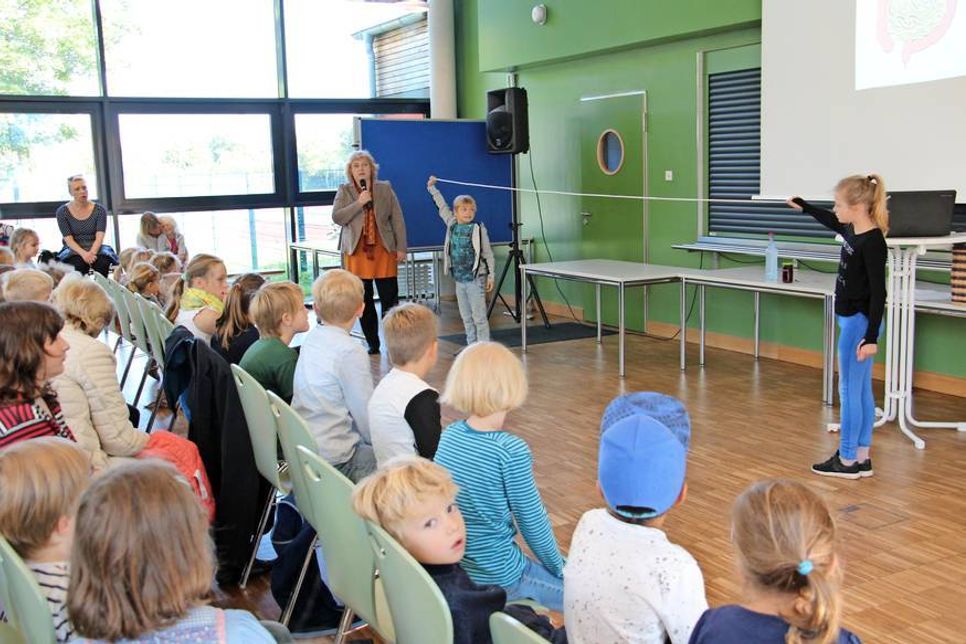 Anhand eines vier Meter langen Seils wurde demonstriert, wie lang ein Kinderdarm ist.