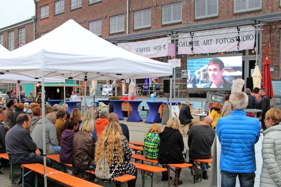 Die ausgewählten Kurzfilme konnten auf dem Outdoor-Festivalgelände angesehen werden. Eine zweite Spielstätte stand im Studio des „Glücks“ zur Verfügung.