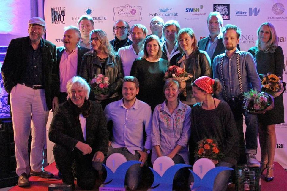 Die drei Sieger mit den Organisatoren, Juroren und Sponsoren bei der Premierenfeier.