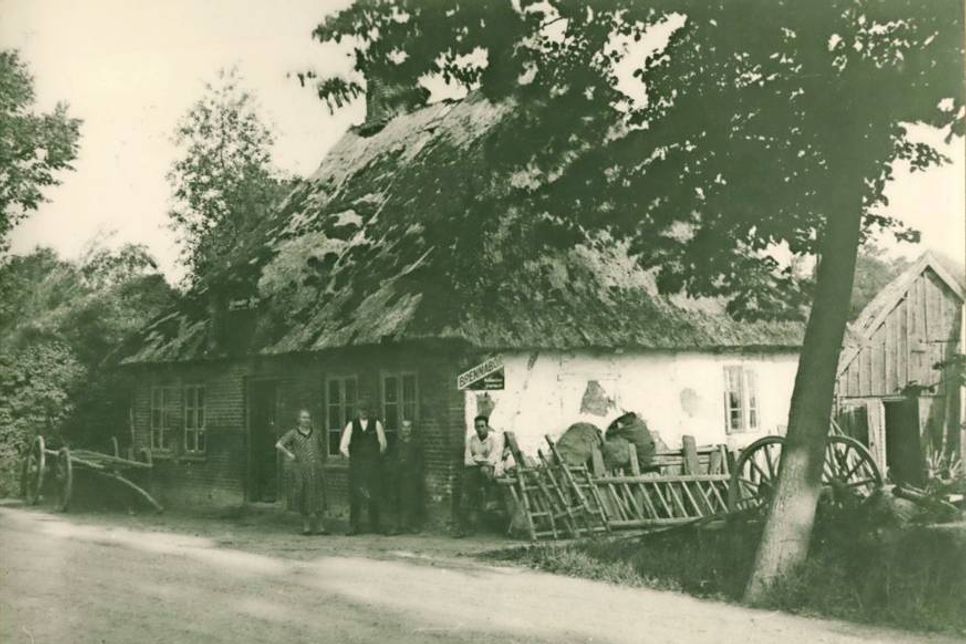 1920: Luise und Paul Tiedemann (v. lks.) vor der Stellmacherei.