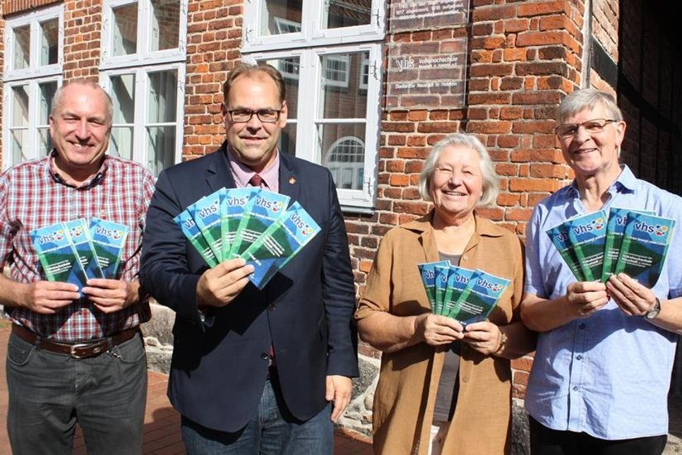 Präsentierten das neue Herbstprogramm der Volkshochschule: 2. Vorsitzender Wilhelm Lange, Bürgermeister Mirko Spieckermann, Heide Winter und 1. Vorsitzender Eberhard Jänsch-Sauerland (v. lks.).