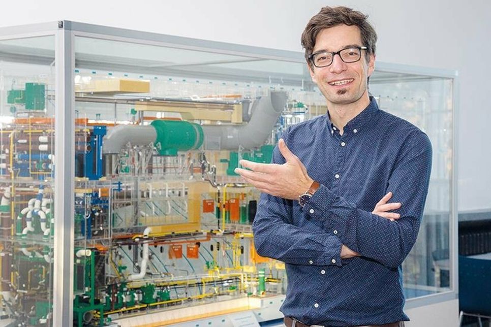 Sie sind gigantisch und können trotzdem schwimmen: Containerschiffe. Professor Florian Sprenger erklärt warum.