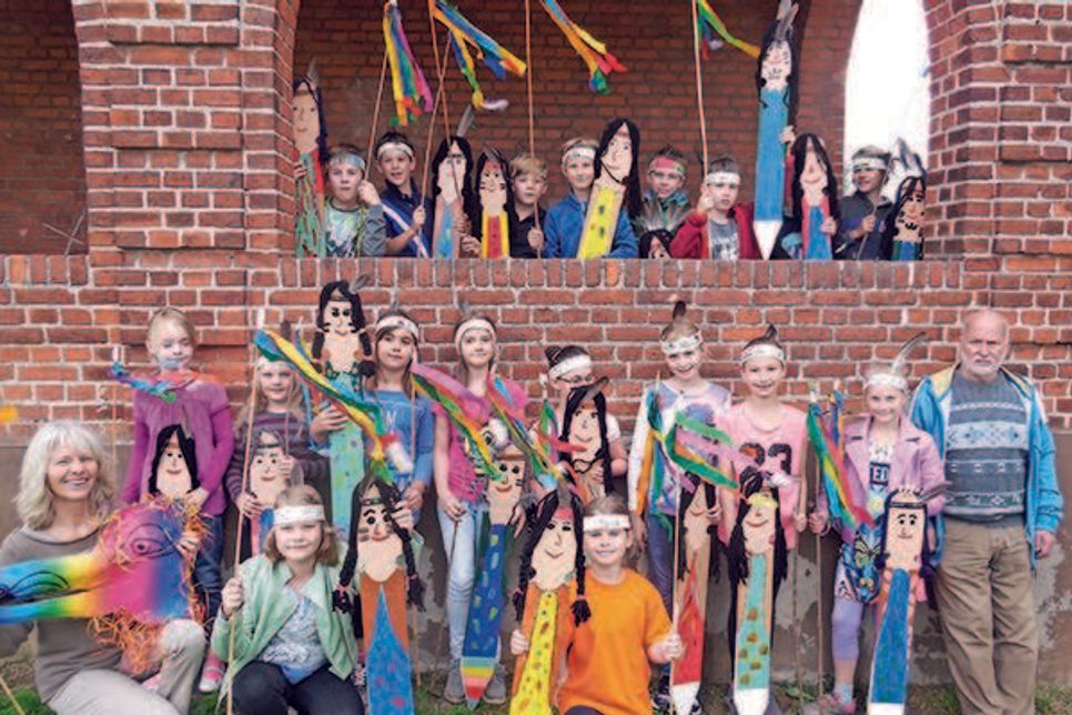 Aus eher tristen Zaunlatten kreierten die Schüler der dritten Klasse in Schellhorn mit bunter Farbe, schwarzen Wollhaaren, selbstgemachten Stirnbändern und gesammelten Federn lustige Indianer.