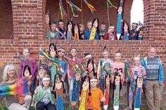 Aus eher tristen Zaunlatten kreierten die Schüler der dritten Klasse in Schellhorn mit bunter Farbe, schwarzen Wollhaaren, selbstgemachten Stirnbändern und gesammelten Federn lustige Indianer.