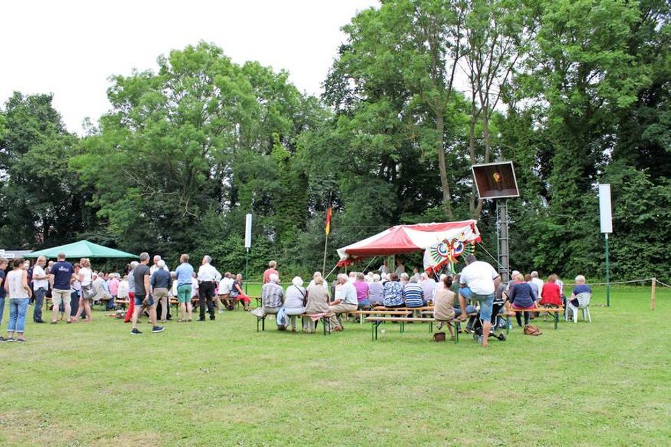 Der Festplatz in Cismar bietet drei Tage Unterhaltung. Spannend wird es Sonntag, wenn der neue König ermitelt wird.