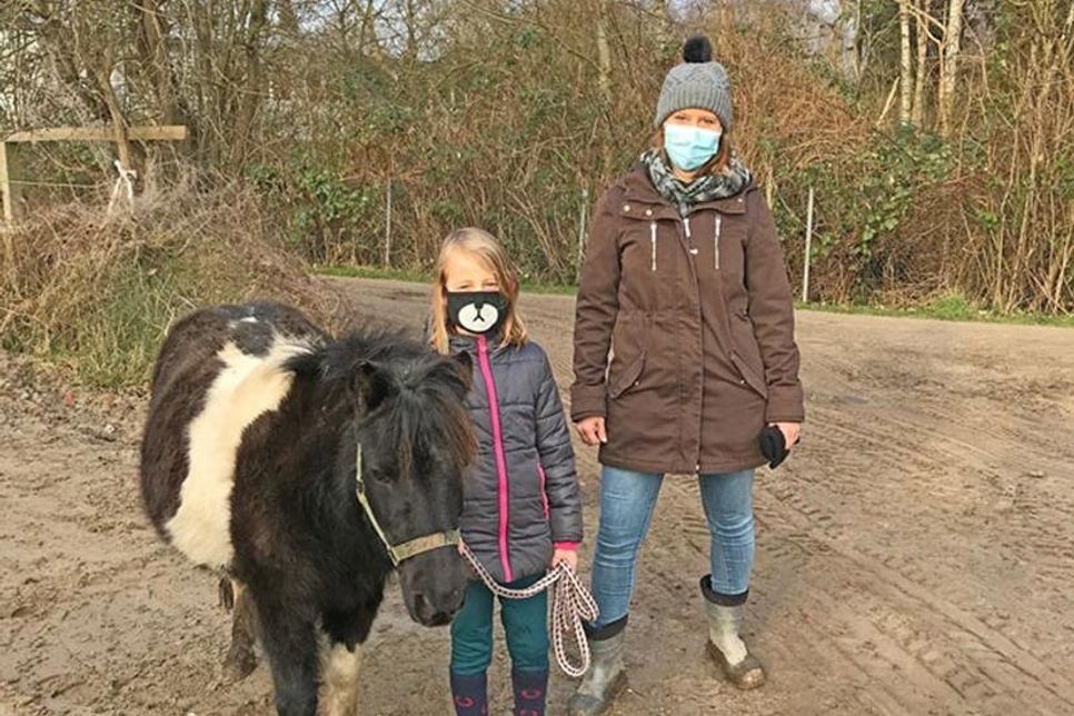 Marina Ziesak und Tochter Miina haben seit rund einem Jahr eine Pony-Patenschaft.