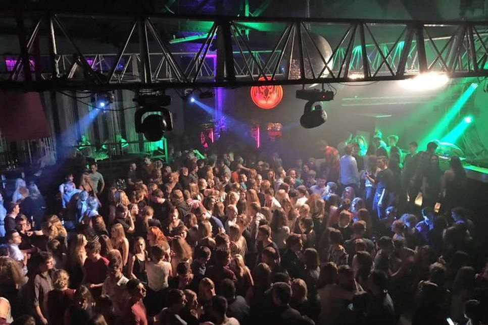 Im L.O.K. wird bei bester Stimmung gefeiert.