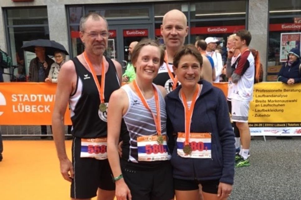 Die siegreichen Duos im Ziel: Wolf Reimer, Lena Geffken, Andreas Boller und Susanne Modlich (v. lks.).