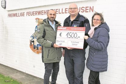 nahkauf-Filialleiter Ikram Ciftci, Gemeindewehrführer Hans-Werner Landschoof und 2. stellvertretende Bürgermeisterin Wybke Schmidt (v. lks.).