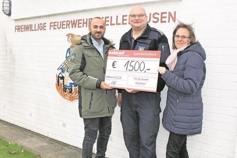 nahkauf-Filialleiter Ikram Ciftci, Gemeindewehrführer Hans-Werner Landschoof und 2. stellvertretende Bürgermeisterin Wybke Schmidt (v. lks.).