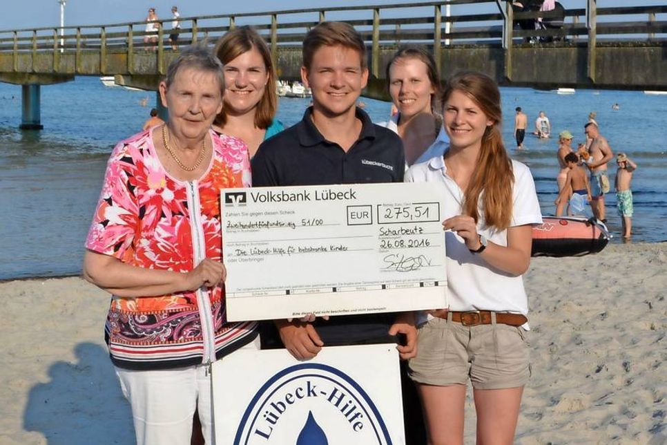 Heidemarie Vesper, Lübeck-Hilfe für krebskranke Kinder e.V., Sonja Zastrow, Tourismus-Agentur Lübecker Bucht, Falko Rieper, Projektteam Abenteuer-Fußballwoche, Janina Pohlmann, Projektteam Abenteuer-Fußballwoche und Lena Röhrs, Projektteam Abenteuer-Fußballwoche (v. lks.).