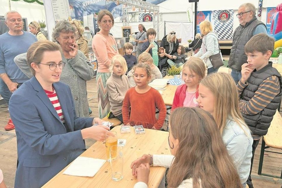 Beim großen Kids-Day am Samstag zauberte Tjark Schlößer hautnah. Außerdem gab es eine Hüpfburg und viele weitere Attraktionen für die jungen Gäste.