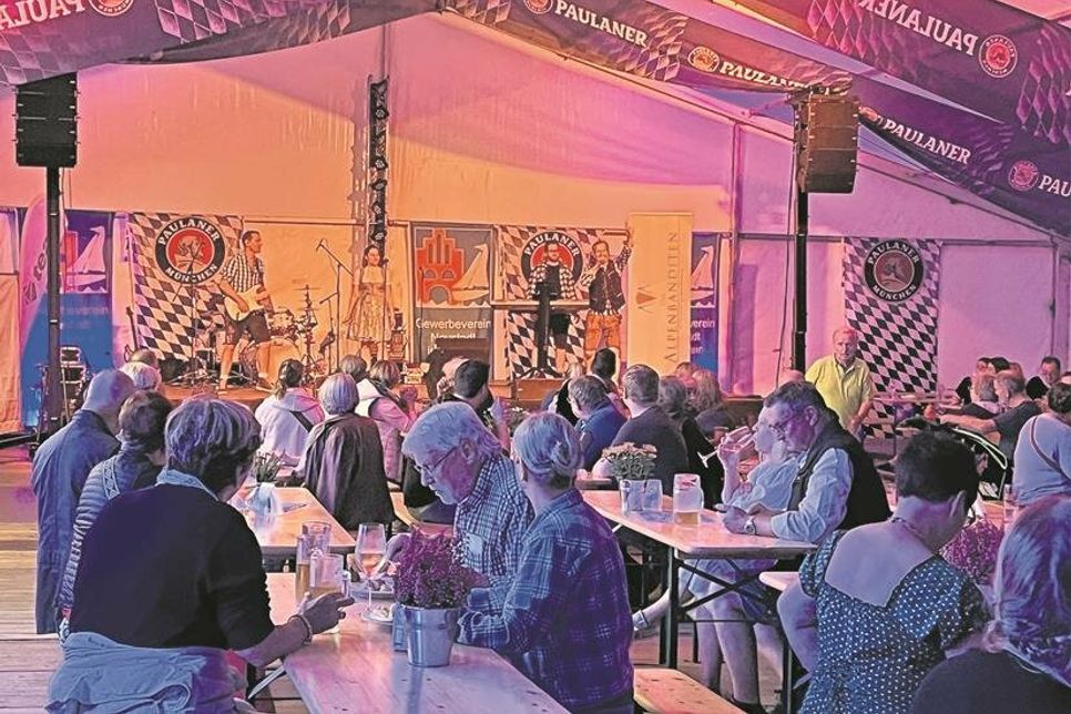 Auch bei den zünftigen Oktoberfesten mit Livemusik herrschte super Stimmung im Festzelt.