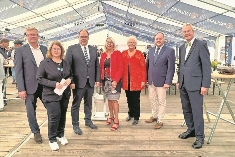 Die Redner und Rednerinnen des Jubiläumsempfangs mit Kreispräsidentin Petra Kirner (3. v. re.): Gewerbevereinsvorsitzender Sven Muchow, Stadtmarketingkoordinatorin Andrea Brunhöber, Bürgermeister Mirko Spieckermann, Vice-Präses IHK Annegret Möllerherm, Landrat Timo Gaarz und Geschäftsführer des Unternehmerverbandes OH Hannes Wendroth (v. lks.).