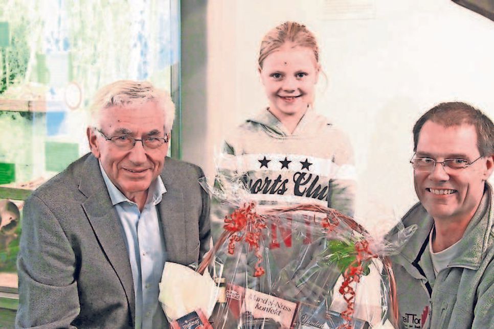 Klassenlehrer Thomas Schwennesen mit den Schülern der Klasse 4a.