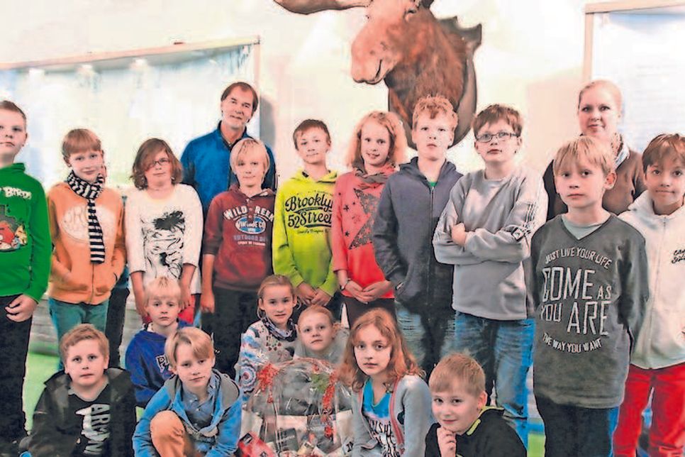 Klassenlehrer Thomas Schwennesen mit den Schülern der Klasse 4a.