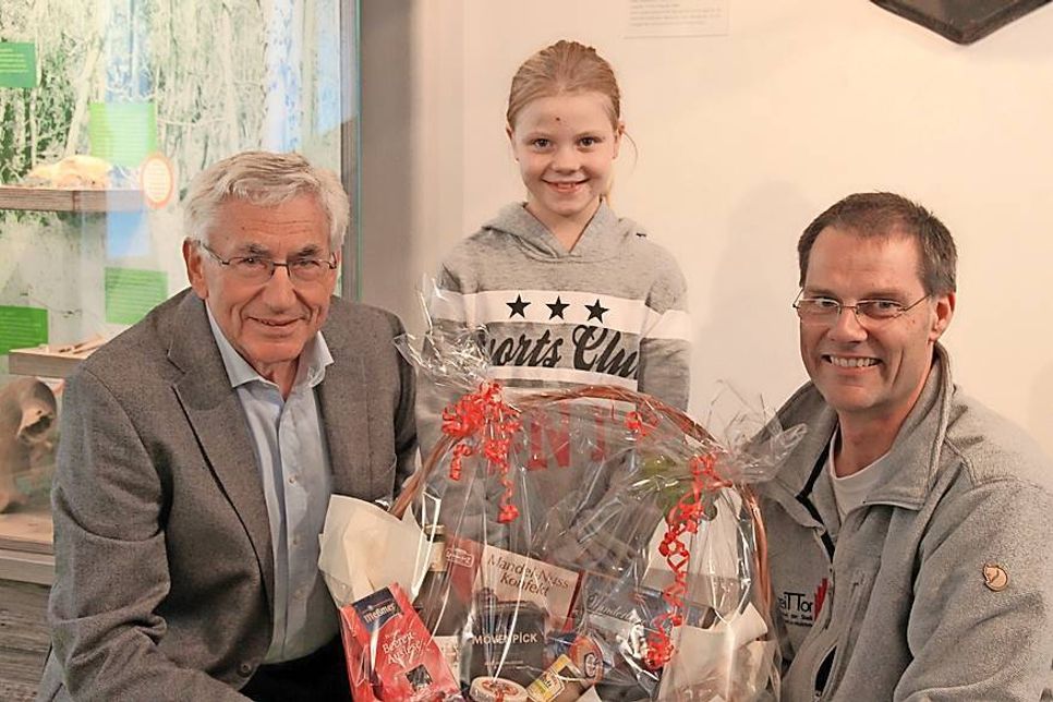 Karl-Heinz Meyer (lks.) und Dr. Frank Wilschewski mit der Ehrenbesucherin Samantha Doose.