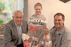 Karl-Heinz Meyer (lks.) und Dr. Frank Wilschewski mit der Ehrenbesucherin Samantha Doose.