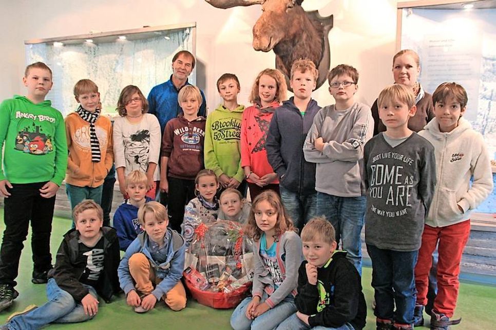 Klassenlehrer Thomas Schwennesen mit den Schülern der Klasse 4a.