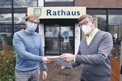 Steuerberater Sven Partheil-Böhnke aus Niendorf/Ostsee (rechts) hat als erster Bürgermeisterkandidat die notwendigen Unterstützungsunterschriften an Gemeindewahlleiter Michèl Soltmann übergeben.