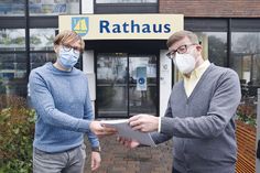 Steuerberater Sven Partheil-Böhnke aus Niendorf/Ostsee (rechts) hat als erster Bürgermeisterkandidat die notwendigen Unterstützungsunterschriften an Gemeindewahlleiter Michèl Soltmann übergeben.