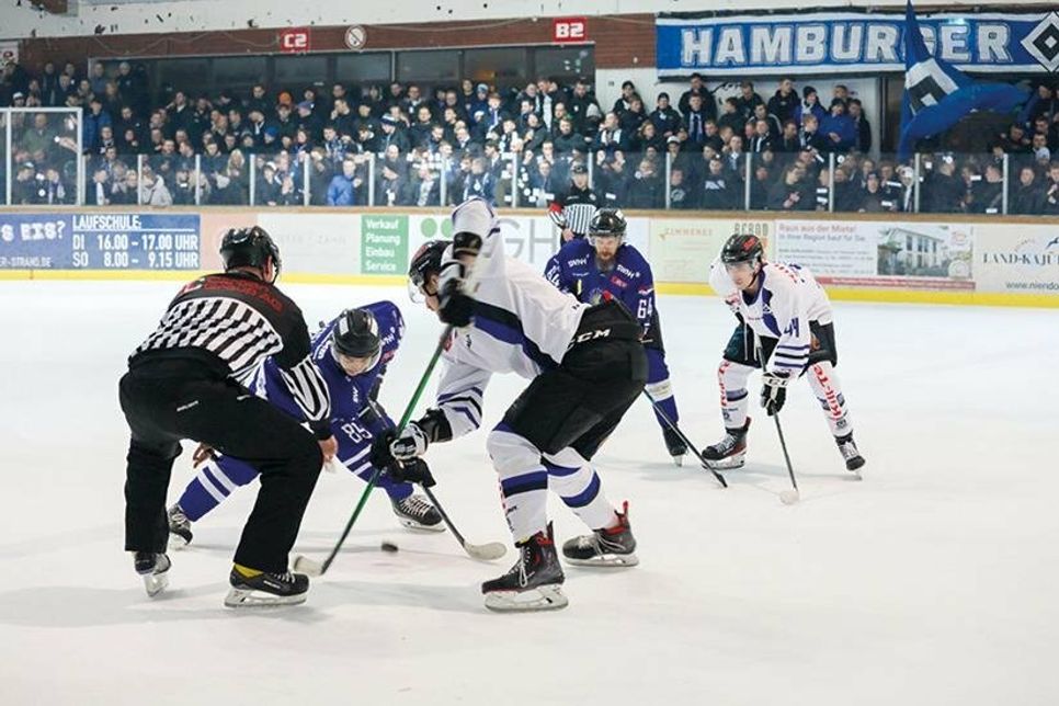Vergangene Saison konnten die Beach Devils am 13. Januar 2023 einen 6:2 Heimsieg gegen den HSV feiern. Das Spiel fand vor 1.000 Zuschauern im ausverkauften Eissport- und Tenniscentrum Timmendorfer Strand statt.