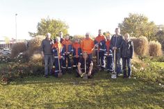 Der Dorfvorstand von Scharbeutz und die Jugendfeuerwehr haben dieses Jahr gemeinsam 1.000 Krokus-Zwiebeln in die Grünflächen des Kreisverkehrs in Scharbeutz eingesetzt. (Foto: hfr)