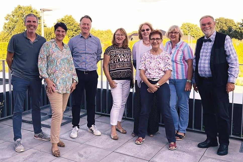 Der neue Vorstand des Gemeinnützigen Bürgervereins Stockelsdorf (v.l.): Karsten Koppitz (Beisitzer) Andrea Ehmcke (Vorsitzende), Björn Matho (stellv. Vorsitzender), Susanne Scheel (Schatzmeisterin), Brigitte Wischnat (Schriftführerin), die Beisitzerinnen Anke Speck und Christine Stamann sowie Kreispräsident und Wahlleiter Harald Werner.