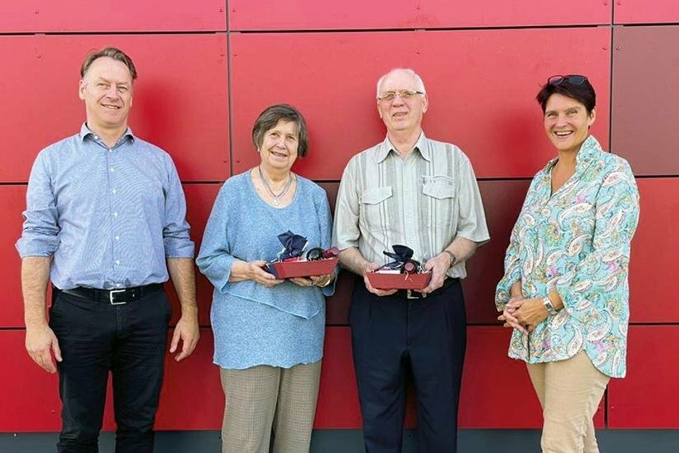 Andrea Ehmcke (re)  mit den anwesenden Geehrten Björn Matho (li.), Leni Rostek und Bertram Kern.