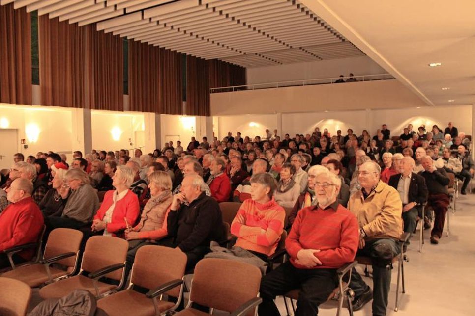 Das Publikum im Theatersaal sang und klatschte begeistert mit.