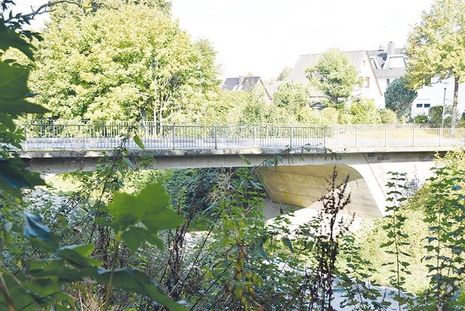 Ihre Stunden sind gezählt: Die 61 Jahre alte Bahnhofstraßen-Brücke wird abgerissen und durch einen Neubau ersetzt.