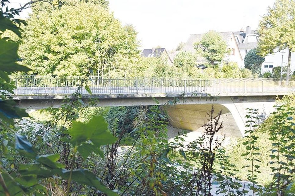 Ihre Stunden sind gezählt: Die 61 Jahre alte Bahnhofstraßen-Brücke wird abgerissen und durch einen Neubau ersetzt.
