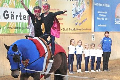Die Voltigierer des Vereins präsentierten sich dieses Jahr mit dem Motto „Superhelden“.