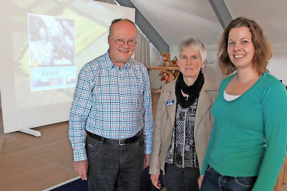 Tourismusleiterin Vera Kremer und Gabriele Nellies vom „KulturService“ freuten sich über den Besuch des Wissenschaftlers und Autors Dr. Jürgen Ehlers (v. re.).