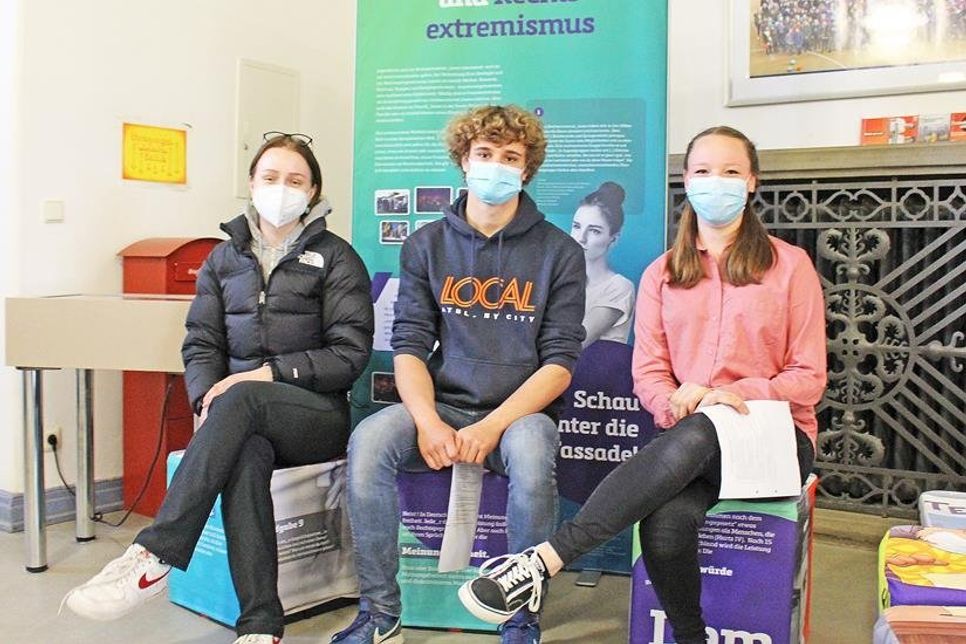 Karla, Luis und Hannah aus der E0d des Eutiner Johann-Heinrich-Voß-Gmynasiums haben Wirtschaft und Politik als Profilfach. Im Rahmen der Ausstellung „Demokratie stärken-Rechtsextremismus bekämpfen“ der Friedrich-Ebert-Stiftung kamen sie ins Gespräch über Rassismus, Vorurteile und den gefährlichen Weg von Unwissen zu rechtem Gedankengut.