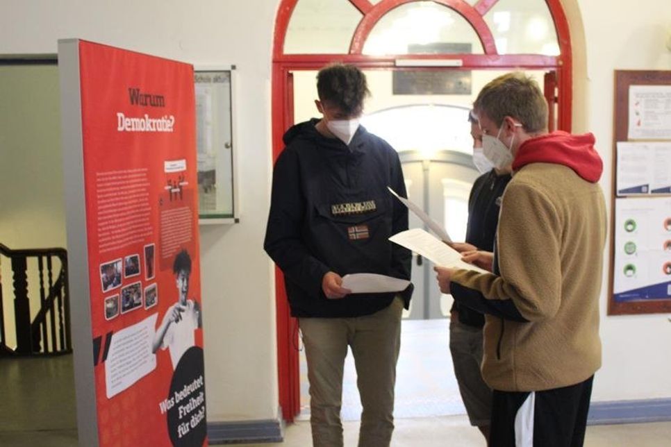 Die Schüler*innen der E0b wurden mit einem Aufgabenzettel durch die Ausstellung geführt und diskutierten über Demokratie