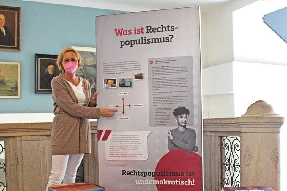 Katharina Pörksen organisierte die Ausstellung „Demokratie stärken - Rechtsextremismus bekämpfen“ in der Johann-Heinrich-Voß Schule