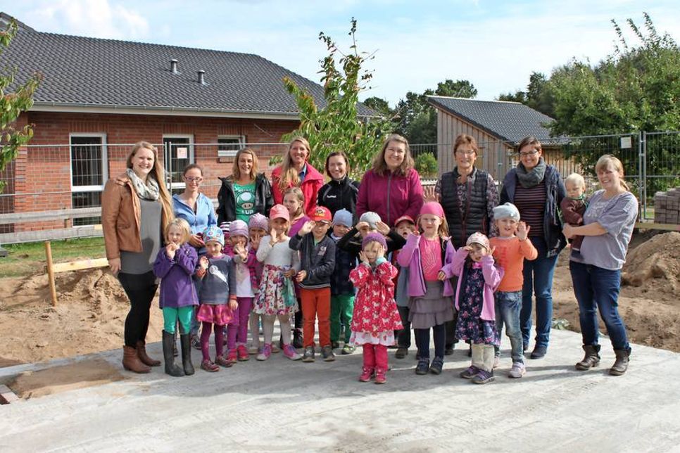 Leiterin Jana Tebelmann (lks.) freut sich mit den Kollegen und den Kindern auf den Erweiterungsbau.