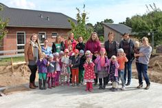 Leiterin Jana Tebelmann (lks.) freut sich mit den Kollegen und den Kindern auf den Erweiterungsbau.