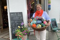 Tanja Zielinski vor ihrem Geschäft in der Waschgrabenstraße 1.