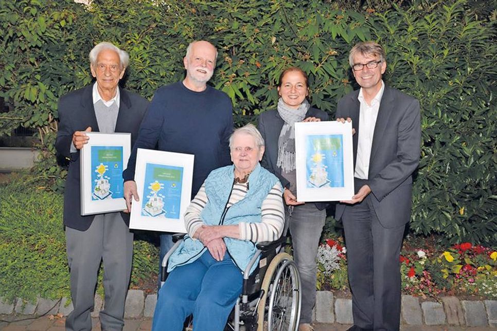 Glückliche Gewinner: Jochen Schramm und seine Mutter Lucie Schramm (Mitte) mit dem Zweitplatzierten Ingo Lükemann (li.), Bürgermeisterin Hatice Kara (mit der Urkunde für die Jugendfeuerwehr) und Dietmar Schindowski (innogy). (Foto: René Kleinschmidt)
