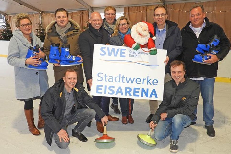 Dass sich diese Herrschaften gemeinschaftlich und gutgelaunt aufs Eis begeben, hat einen guten Grund: Am heutigen Donnerstag, dem 28. November um 18.30 Uhr wird die „Eutiner Lichterstadt“ eröffnet.