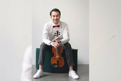 Konzertmeister Artiom Kononov ist selbst mit seiner Violine zu hören.