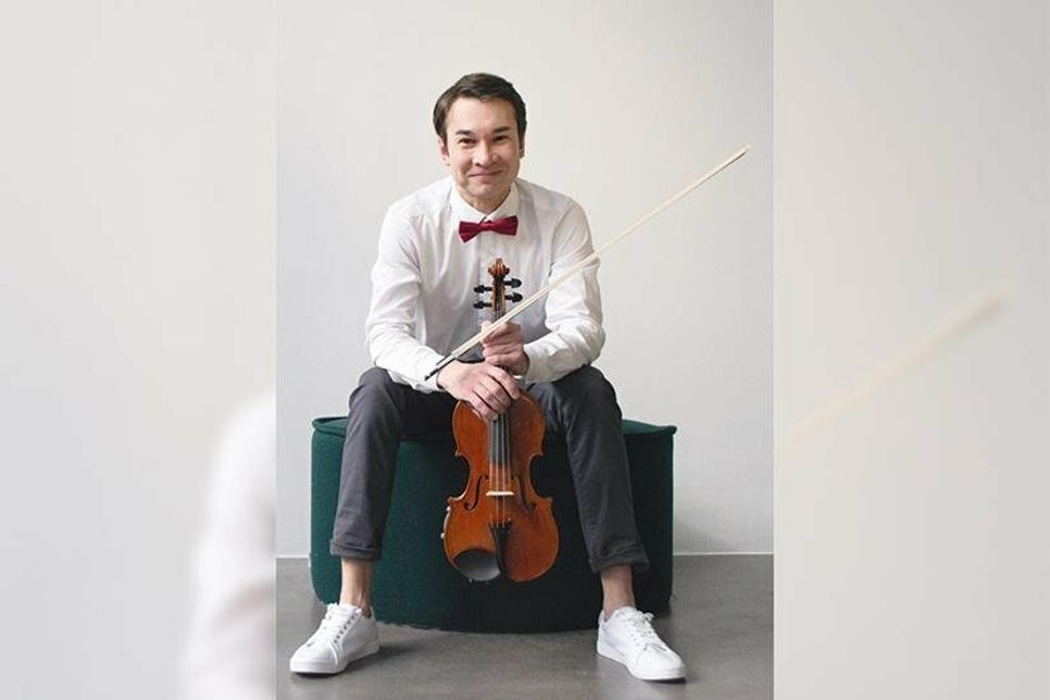 Konzertmeister Artiom Kononov ist selbst mit seiner Violine zu hören.