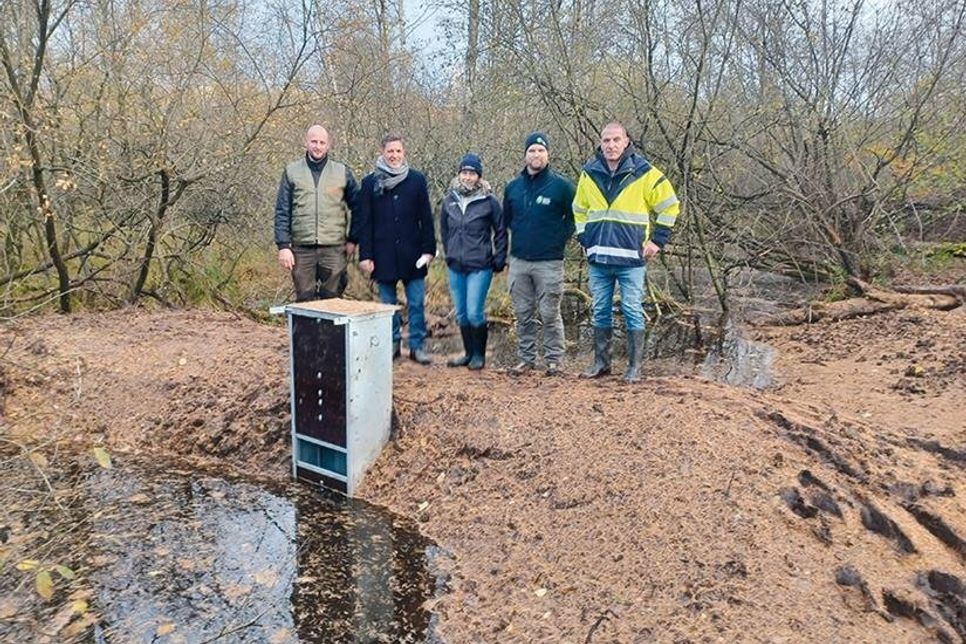 Ortsbegehung mit Zwischenstopp am ersten „Mönch“ (v.l.): Helge Luthe (Mordhorst-Bretschneider GmbH), Bürgermeister Thomas Keller, Merle Wegner (Stiftung Naturschutz SH), Philipp Plöhn (bauausführende Firma Rüchel Plöhn) und Peter Baumann (Untere Wasserbehörde OH).