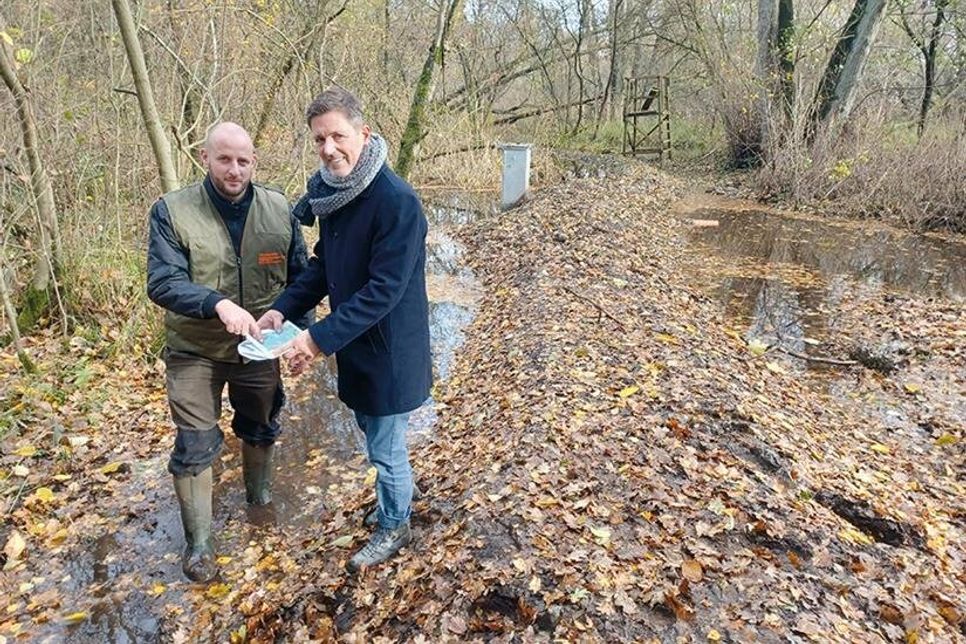 Thomas Keller und Helge Luthe (links) machten sich auch am zweiten „Mönch“ ein Bild von den Gegebenheiten.