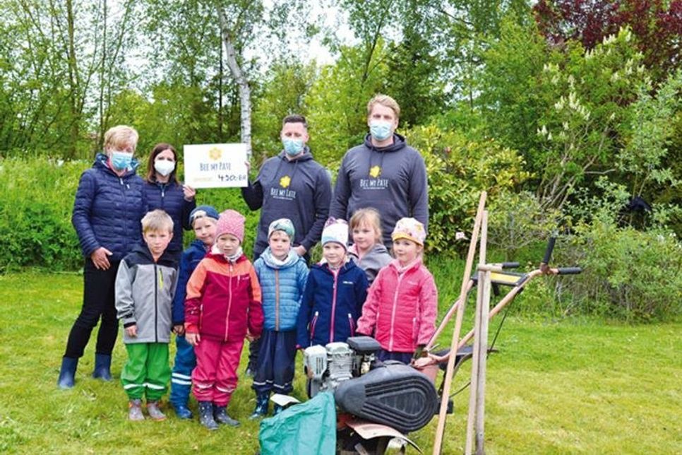Übergabe des Spendenschecks: Frau Wollenweber, Simon Schmidt, Jürn-Wulf Höper und Kinder vom Integrationskindergarten